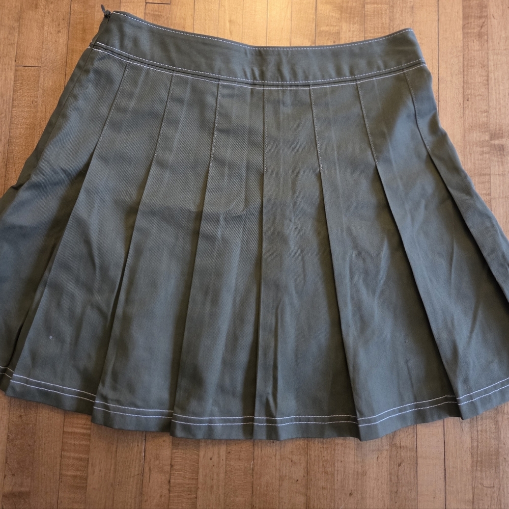 Classic Cotton/Polyester Green Pleated Skirt With White Whipstitching, Size 27 - Picture 6 of 6